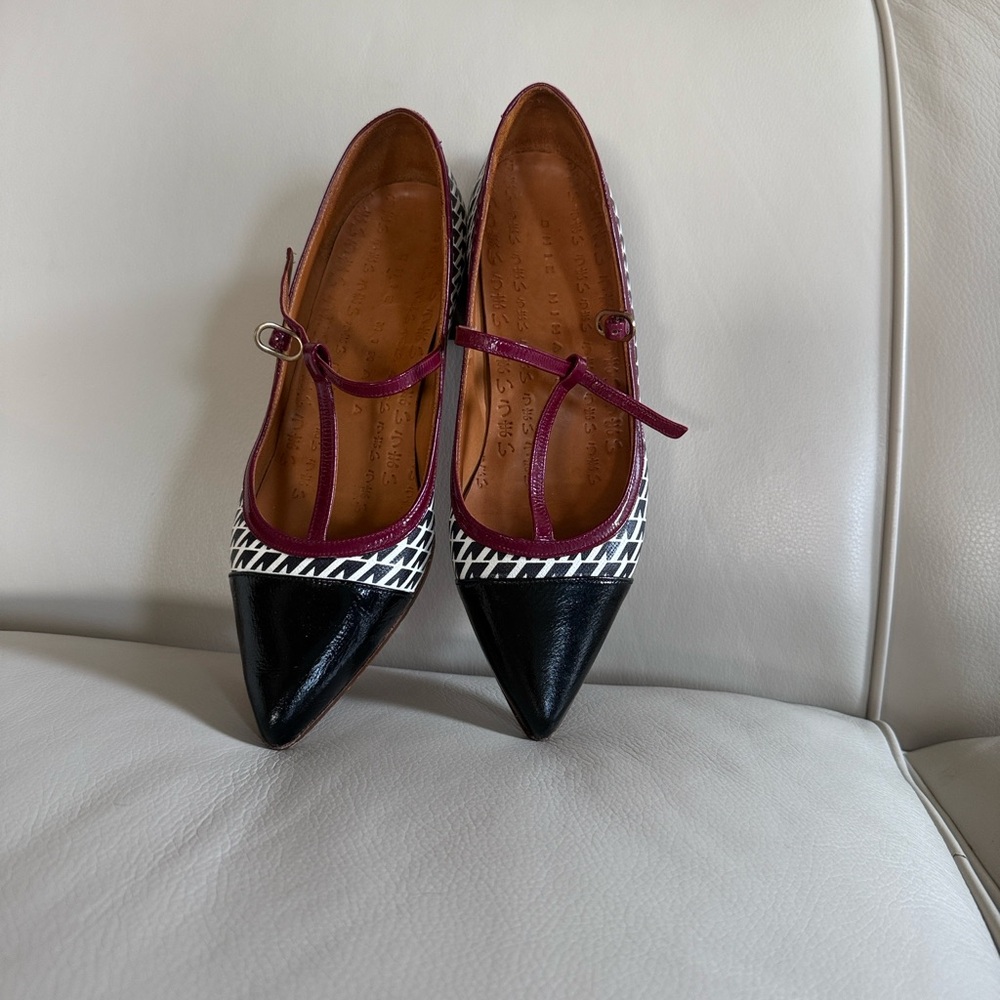 Chie Mihara Black and Burgundy Houndstooth Flats